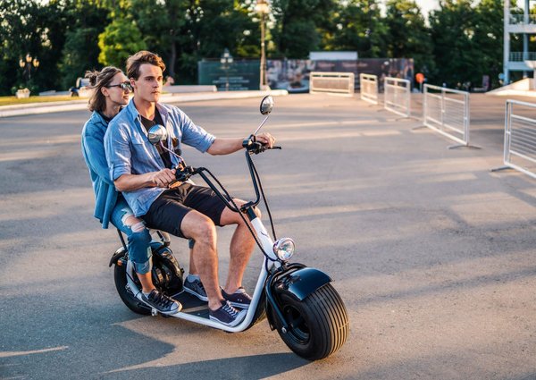 Scooter électrique 125cc : ses caractéristiques, avantages et inconvénients.