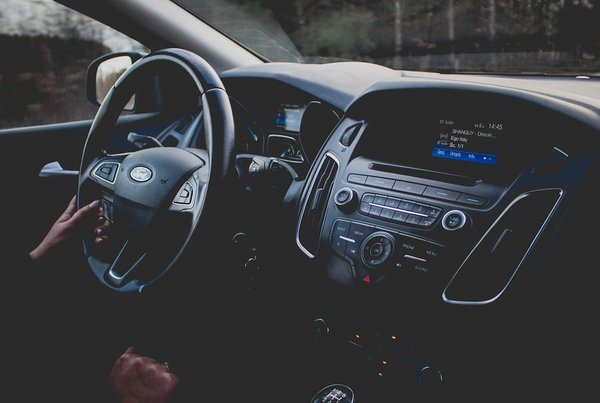 Les caractéristiques à rechercher dans un lecteur DVD portable pour voiture